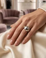 Anillo de plata 925 y lámina de oro 18k con diseño de herrajes o hebillas de cinturón.