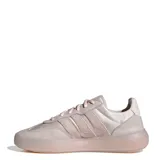 Championes urbanos Adidas modelo Bareeda Decode, color rosa pálido, con diseño de capas en cuero y gamuza, y suela de goma translúcida a tono.