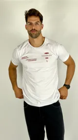 Remera blanca de manga corta con cuello redondo y estampado gráfico en color bordó en el pecho con frases y detalles de ubicación.