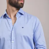 Camisa negra de algodón con cuello clásico, manga larga y cierre frontal con botones. Presenta un logo bordado en el pecho. Corte entallado.