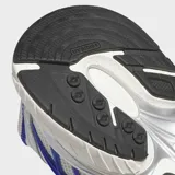 Championes Adidas Adistar XLG 2.0 inspirados en el estilo de running de los años 2000. Combinan base de malla blanca con estructura moldeada de RPU en color azul, detalles negros en las icónicas tiras laterales y toques plateados. Cuentan con amortiguación Adiprene en el talón.