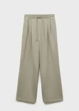 Pantalón wide leg de tiro medio con cintura elástica y cordón ajustable. Presenta diseño con pinzas frontales, bolsillos laterales y corte holgado.