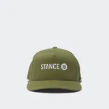 Gorro verde militar con logo de la marca Stance bordado en blanco en el frente.