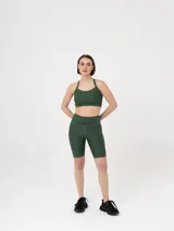 Short deportivo tipo biker de tiro alto, color verde oscuro, con costuras contrastantes visibles.