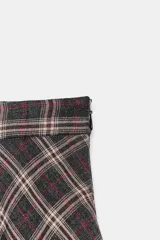 Falda midi de tiro alto ZARA Woman Collection, con diseño evasé y estampado de cuadros en tonos oscuros con líneas rojas y blancas. Cuenta con cierre lateral con cremallera oculta.