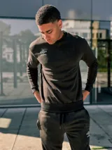 Buzo negro de felpa con efecto lavado y logo de Umbro estampado en el pecho.