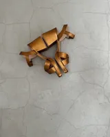 Sandalias de cuero color bronce, con taco cuadrado y tiras cruzadas en el empeine.