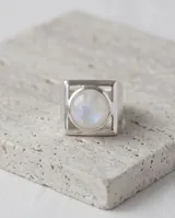 Anillo de plata 925 con diseño geométrico cuadrado y piedra de la luna central de corte circular.