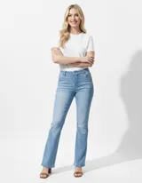 Jean elastizado de tiro medio, color celeste claro, con pierna recta y efecto levemente desgastado. Presenta bolsillos delanteros inclinados y bolsillos traseros simulados.