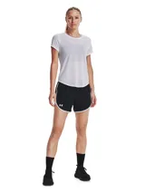Short deportivo Under Armour modelo Fly By Elite 5, color negro con ribetes blancos. Cuenta con cintura elástica, paneles de malla laterales para mayor ventilación y bajo cruzado.