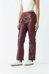 Pantalón cargo engomado color borgoña, de corte recto y bolsillos laterales estilo cargo.