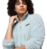 Campera polar Columbia modelo Fire Side FZ III, confeccionada en tejido de pelo sintético con textura acolchada. Presenta cierre frontal completo, cuello alto, bolsillos laterales con cierre y parche de cuero sintético con logo de la marca en el pecho.