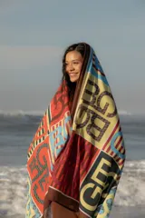 Pareo rectangular de tela fina con estampado de damero multicolor.