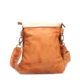 Morral pequeño de cuero con diseño bicolor, presentando una solapa superior en tono crema con efecto desgastado y cuerpo inferior en tono tostado. Incluye una correa larga ajustable y el logo de la marca grabado en un parche de cuero en la solapa.