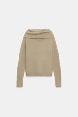 Jersey de punto confeccionado en hilatura con lana, con diseño de hombros descubiertos, escote recto acabado en vuelta y manga larga.