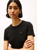 Remera negra de algodón con cuello redondo, corte slim y logo de Tommy Hilfiger bordado en el pecho.