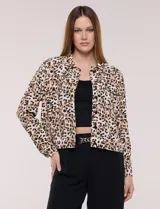 Camperita liviana de silueta entallada y largo a la cintura, con cuello camisero, cierre frontal de botones, mangas largas y bolsillos con solapa en el pecho. Presenta estampado animal print.