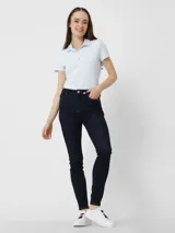 Jeans azul oscuro de corte skinny, tiro alto, con cierre de botón y cremallera, cinco bolsillos y parche de Tommy Hilfiger en la parte posterior.