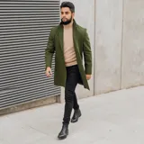 Tapado verde militar de lana con solapas y cierre con botones.