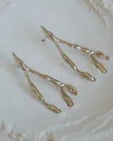 Aros colgantes con diseño orgánico inspirado en corales naturales, con acabado metálico brillante y cierre de perno con mariposa.