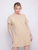 Vestido corto color verde claro, de tela con textura acanalada y cuello redondo. Es de manga corta y corte recto.