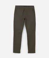 Pantalón masculino de corte skinny confeccionado en sarga de algodón con elastano. Presenta cierre frontal con botón y cremallera, cintura con trabillas y bolsillos laterales y traseros.