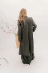 Tapado largo de corte recto y estilo minimalista, confeccionado en tela de color negro. Presenta solapas amplias, bolsillos frontales de parche y un diseño abierto que permite superponer capas.