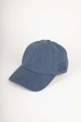 Gorro tipo baseball azul con visera curva y bordado lateral con texto.