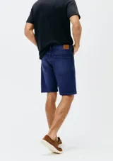 Bermuda de jean azul con diseño clásico de cinco bolsillos, cierre frontal con botón y bragueta, y costuras reforzadas.