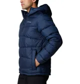 Campera puffer Columbia con capucha, color azul marino. Cuenta con tecnología de reflectividad térmica Omni-HEAT y resistencia al agua Omni-SHIELD. Posee cierre frontal y bolsillos laterales con cremallera.
