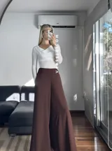 Pantalón palazzo marrón de crepé de lino, talle único adaptable hasta un talle 42 de jean. Presenta elástico en la parte trasera.