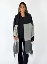 Pashmina de tejido de punto con diseño de bloques de color en tonos grises, con terminaciones acanaladas en los extremos.