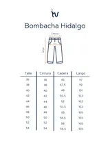 Pantalón de vestir azul marino, de corte recto, con bolsillos laterales y traseros. Se ajusta a la cintura con cinturón de cuero marrón.
