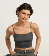 Top cropped gris oscuro de poliamida, con escote recto y breteles finos, ajuste al cuerpo.