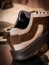 Championes urbanos de edición limitada inspirados en Luke Skywalker, con diseño en tonos arena, beige y marrón. Confeccionados en cuero y descarne, presentan detalles de Star Wars grabados en el lateral y en la lengüeta, con cordones con detalles en naranja y suela de goma oscura.