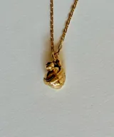 Collar de plata 950 con baño de oro de 24K, compuesto por una fina cadena eslabonada y un dije en forma de vasija.