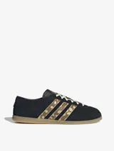 Championes Adidas Gazelle Lo Pro de perfil bajo, confeccionados en gamuza negra con las icónicas tres tiras laterales en diseño animal print de ponito y suela de goma translúcida.