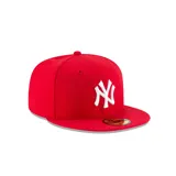 Gorra New Era color rojo con el logo de los New York Yankees bordado en blanco en el frente.