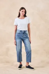 Remera de algodón de corte clásico y entallado, con cuello redondo y mangas cortas con detalle de costura decorativa en el borde.