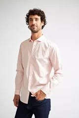 Camisa clásica de hombre, color rosa con microestampado, de corte slim, manga larga y logo bordado en el pecho.