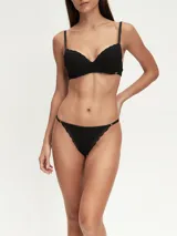 Colaless negro de tiro bajo, confeccionado en tejido acanalado con detalles de encaje en los bordes.