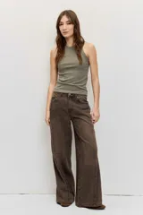 Jeans wide leg tiro medio de color marrón con efecto acid wash y costuras pespunteadas.
