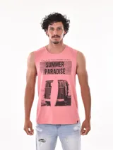 Musculosa de algodón color salmón con estampa rectangular con la frase 'Summer Paradise' y la imagen de una camioneta combi con una tabla de surf.