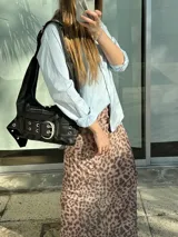 Falda midi de animal print color marrón y negro.