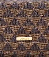 Monedero femenino con estampa de triángulos, marca Satinato, confeccionado en material sintético 100% poliuretano con forro 100% poliéster.