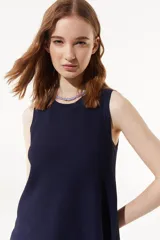 Musculosa azul marino tejida en punto acanalado de cuello a la base y calce recto.