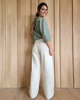 Pantalón de jean ancho con costuras verticales decorativas al frente y ruedo desflecado.