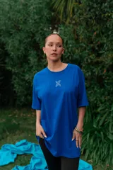 Remeron azul francia confeccionado en algodón, de corte oversize, con mangas cortas y detalle de diseño bordado en el pecho.
