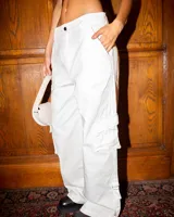 Pantalón cargo blanco de gabardina con tiro medio/bajo y corte relaxed fit.