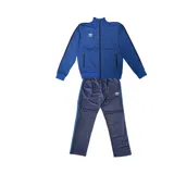 Conjunto deportivo Umbro compuesto por una campera azul con cierre frontal, bolsillos laterales con cierre y líneas oscuras en las mangas, y un pantalón largo azul marino con bandas laterales y logo bordado.